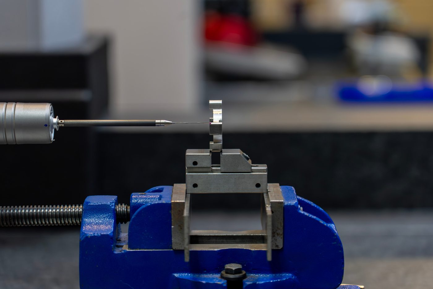 Precision workholding vise with a machined component